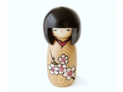 Kokeshi Sakura Sur Fond Bois Naturel